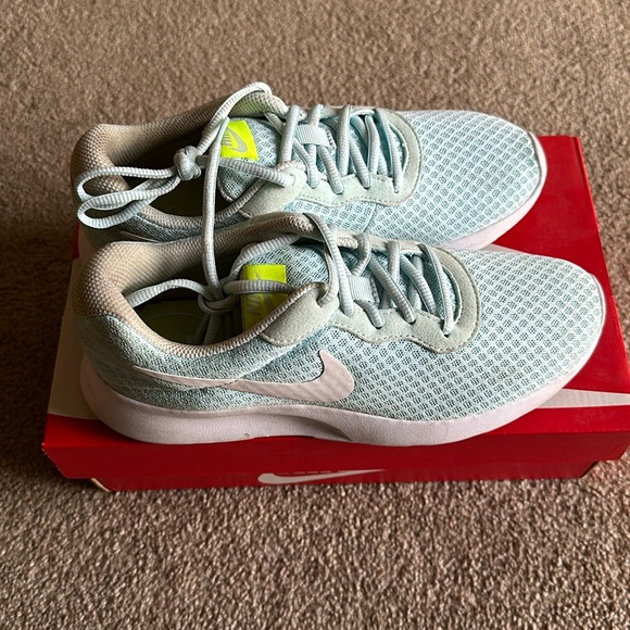 Women’s Nike Tanjun Sneakers. Can be worn casual or during workouts. - Picture 3 of 9